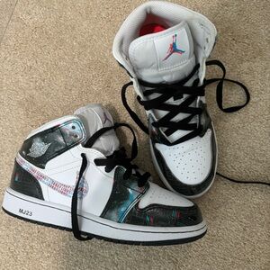 Jordan Women Size 5  Mid SE